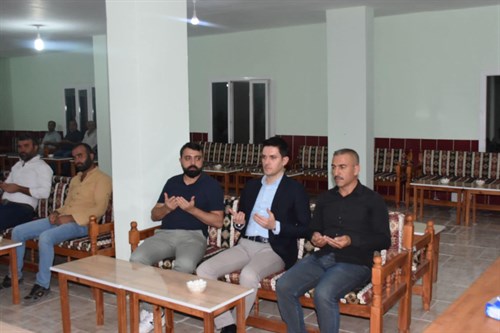 İlçe Kaymakamımız, kırsal Bayır mahallemizin Yıldız mezrasında KABAK ailesinin taziyesine katıldı.