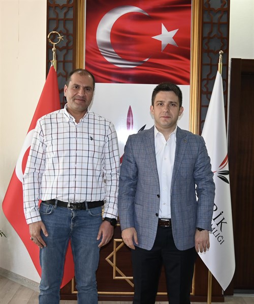 Kilis Kadastro Müdür Yardımcısı ve SGG Tapu-Kadastro Koordinatörü Murat Kartal, Kaymakamımız Yunus Emre Bayraklı’yı makamında ziyaret etti.