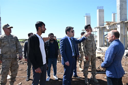Kaymakamımız Yunus Emre Bayraklı, ilçemizde yapımı devam eden Fen Lisesi inşaat sahasında incelemelerde bulundu.