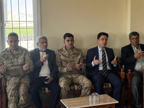 Kaymakamımız Yunus Emre Bayraklı, Segrek ve Özen Ailelerinin taziyesine katıldı. 