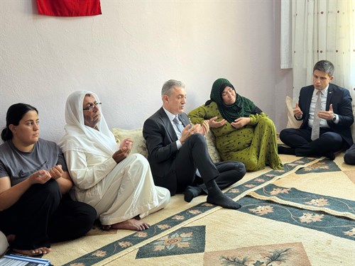 Mardin Valimiz Sayın Tuncay Akkoyun, Aziz Şehidimiz Er İzzettin Yurtgül’ün ailesine ziyarette bulundular.