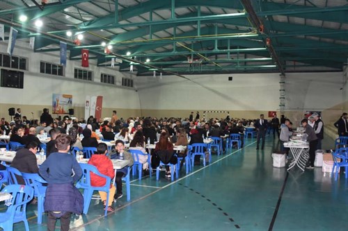 İlçe Kaymakamımız 24 Kasım Öğretmenler günü Münasebetiyle Derik kapalı spor salonunda düzenlenen yemeğe katıldı.