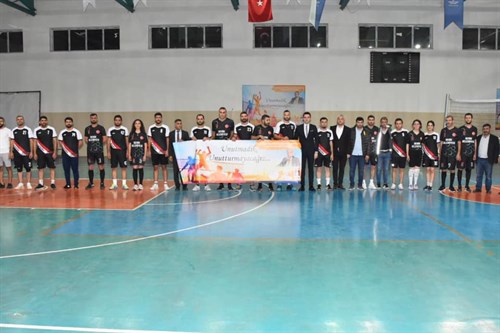 İlçe Kaymakamımız, şehit Kaymakam Muhammet Fatih SAFİTÜRK anısına düzenlenen voleybol turnuvasının açılış karşılaşmasına katıldı.