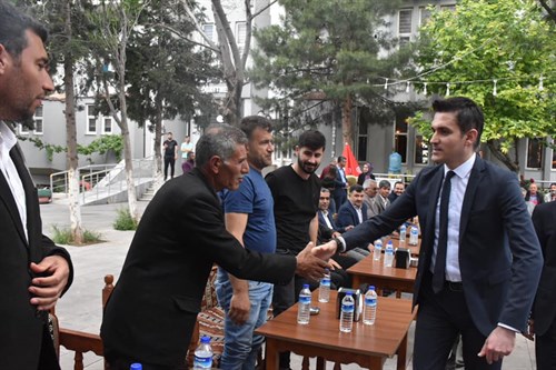 Derik Kaymakamı/Belediye Başkan Vekili Sayın Evren ÇAKIR, Derik mahalle muhtarları ile bir araya gelerek geçmiş bayramlarını kutladı.
