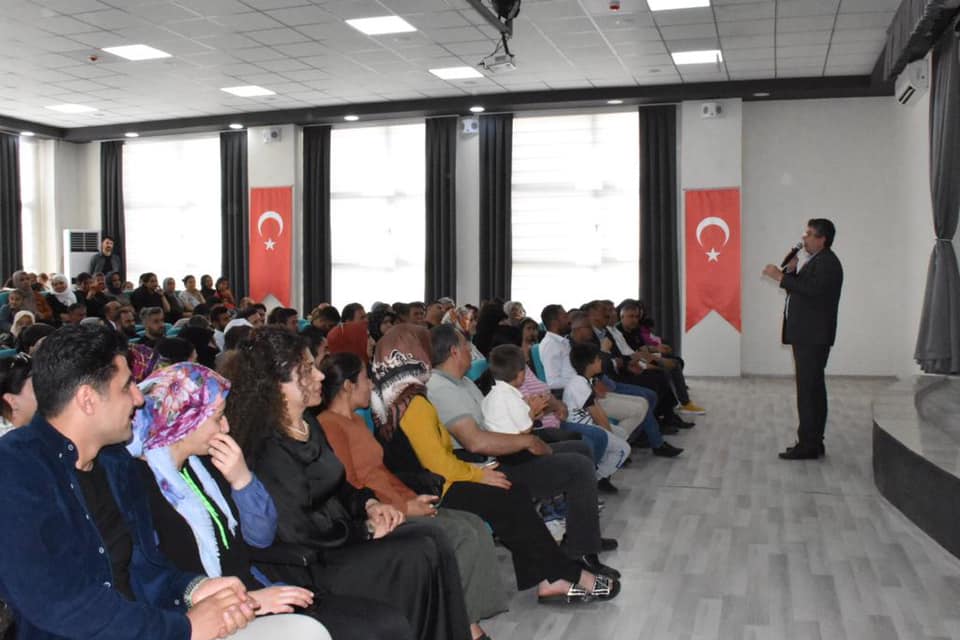 İlçe Kaymakamımız, öğrenci-öğretmen-vatandaşlarımıza yönelik verilen konferansa katıldı.
